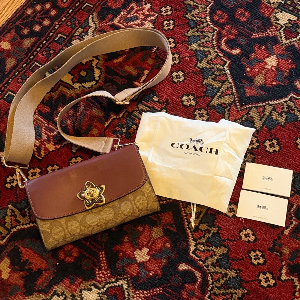 Coach Daisy Turnlock Crossbody in signature print